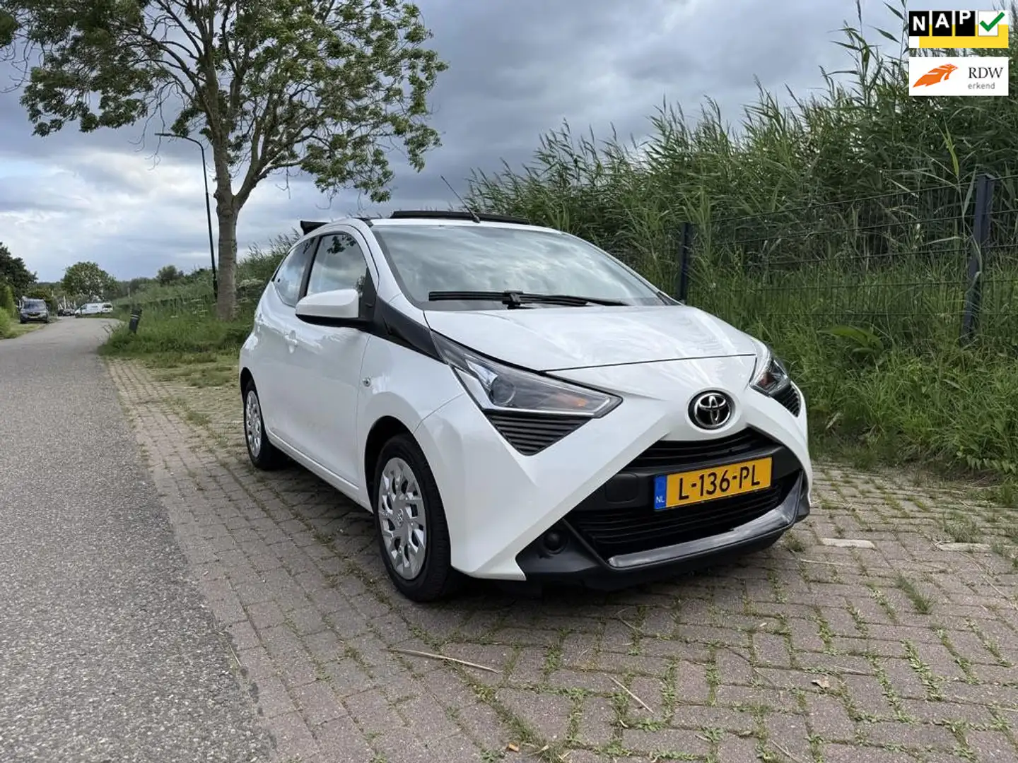 Toyota Aygo 1.0 VVT-i x-play cabrio, Apple Carplay, Camera, Bl Wit - 1
