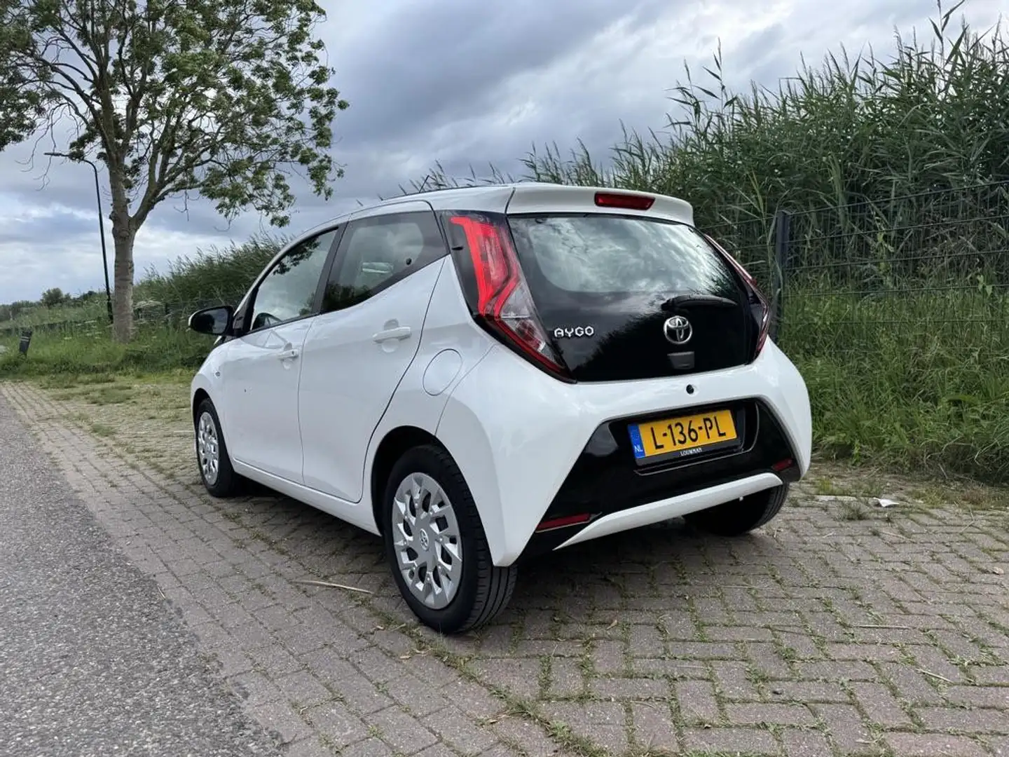 Toyota Aygo 1.0 VVT-i x-play cabrio, Apple Carplay, Camera, Bl Wit - 2