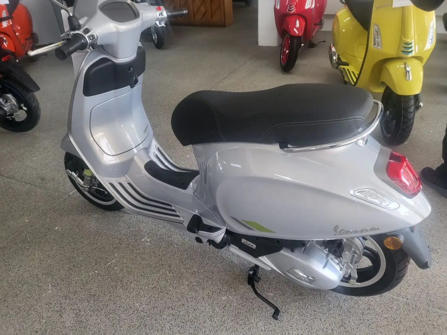Vespa Primavera 125 Tech E5 + Grigio Grijs - 2