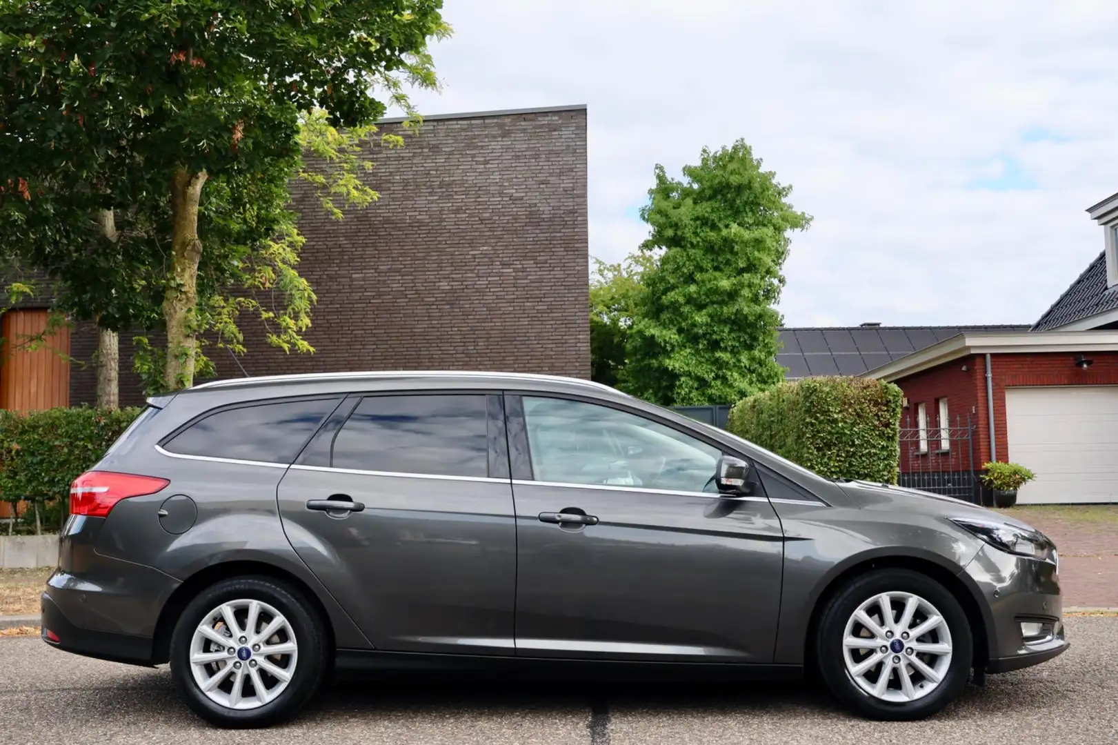 Ford Focus Wagon 1.0 Titanium | NAVI | 125 PK | CLIMA | CRUIS Grijs - 2