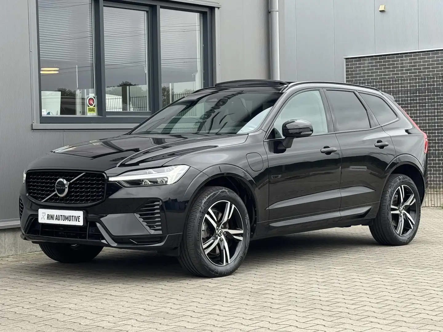 Volvo XC60 2.0 T6 Plug-in hybrid AWD R-Design Harman/Kardon | Zwart - 2