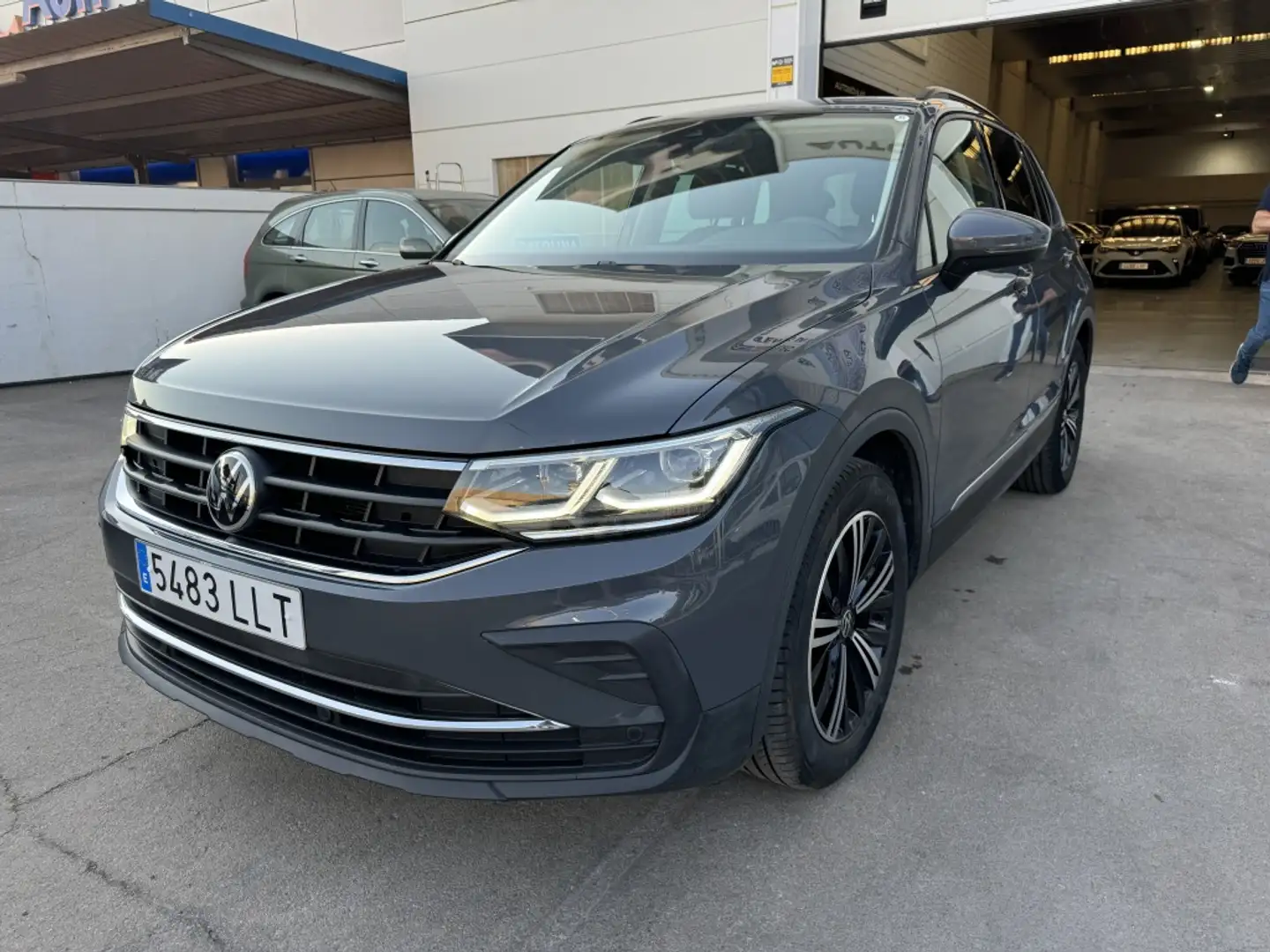 Volkswagen Tiguan 2.0TDI Urban Sport DSG 110kW Gris - 2