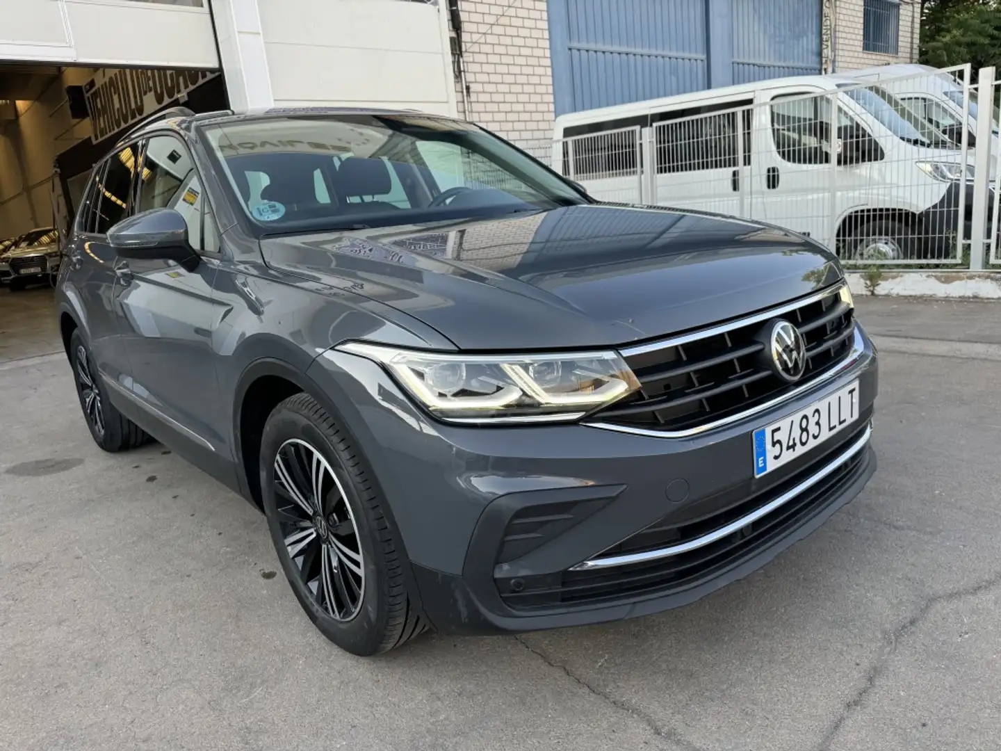 Volkswagen Tiguan 2.0TDI Urban Sport DSG 110kW Gris - 1