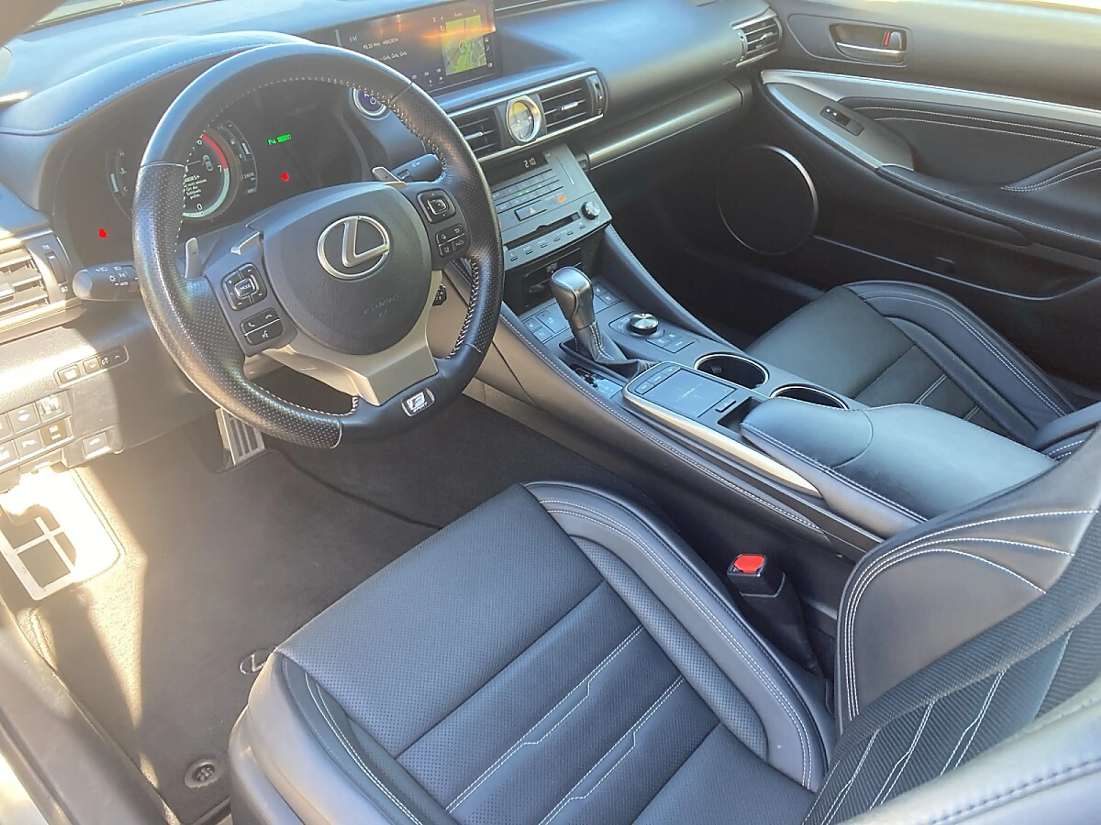 Lexus RC 300h F-Sport — photo 8