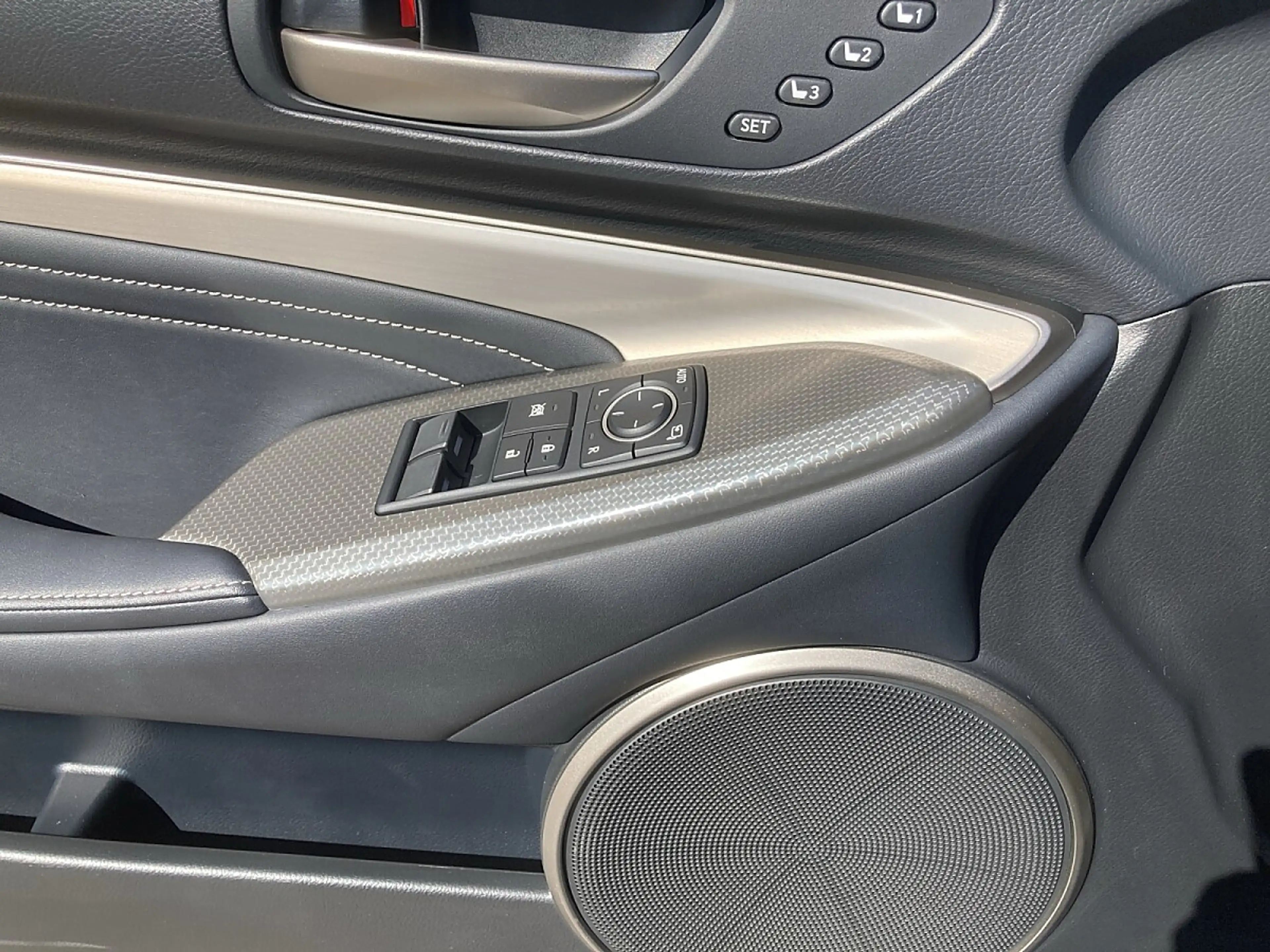 Lexus RC 300h F-Sport — photo 14