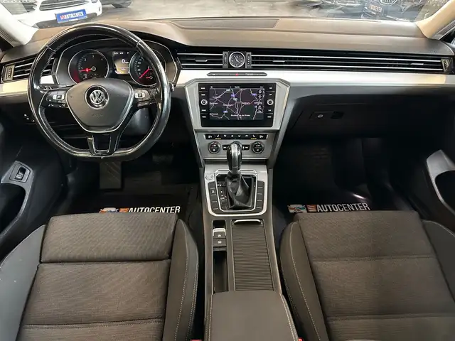 Volkswagen Passat view 6