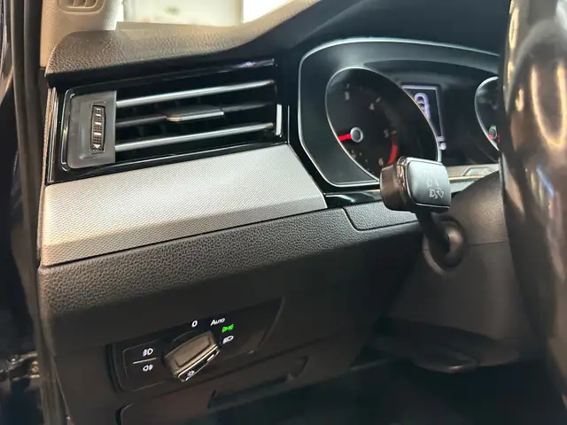 Volkswagen Passat view 11