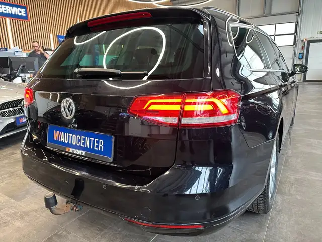 Volkswagen Passat view 2