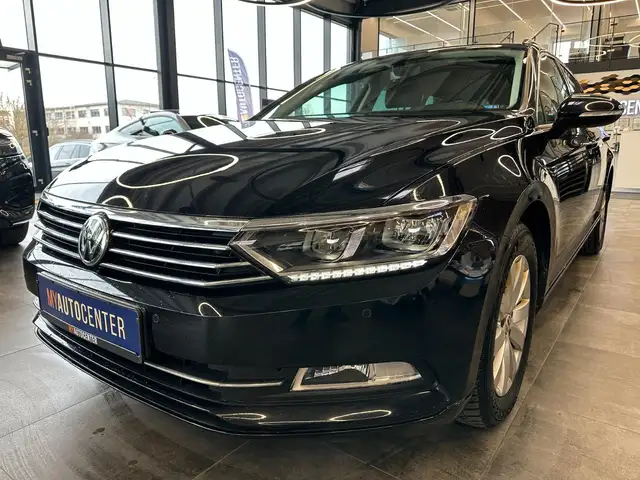 Volkswagen Passat view 4