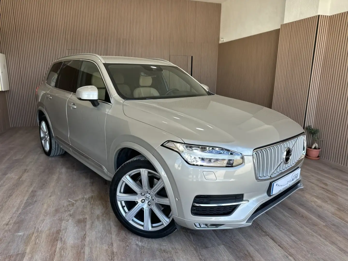 Volvo XC90 D5 Inscription C AWD 235 Aut. Beige - 1