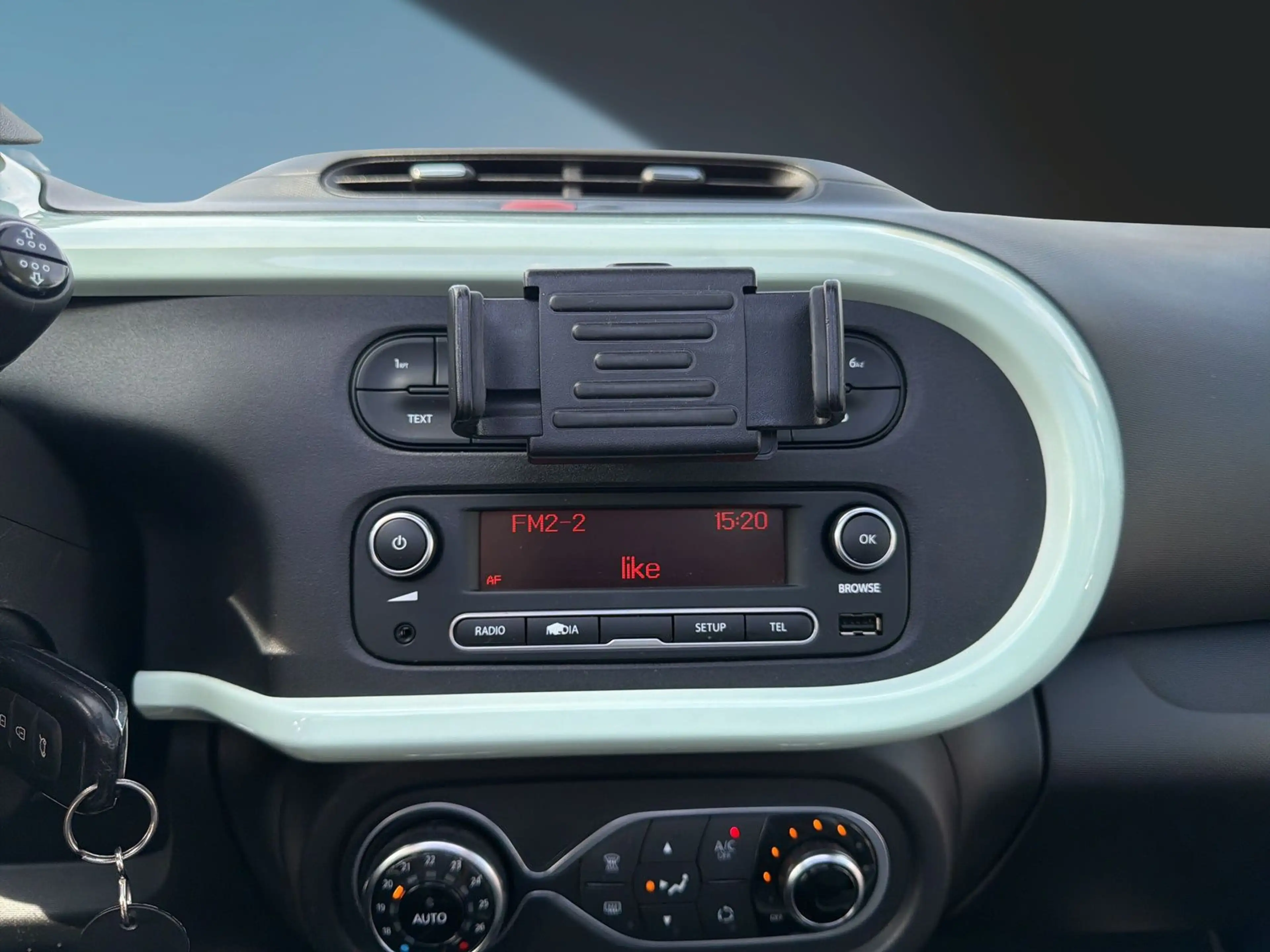 Renault Twingo 1.0 SCe 70 La Parisienne FALTDACH/TEMPOMA — photo 15