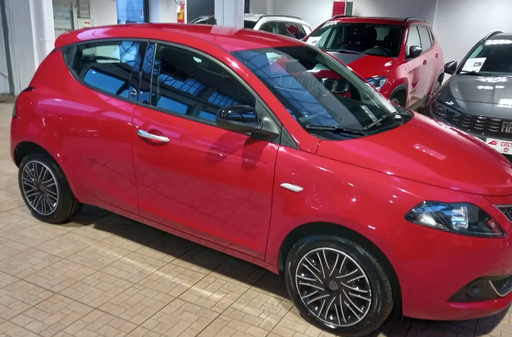 Lancia Ypsilon 1.0 FireFly 5 porte S&S Hybrid Ecochic Gold Червоний - 2