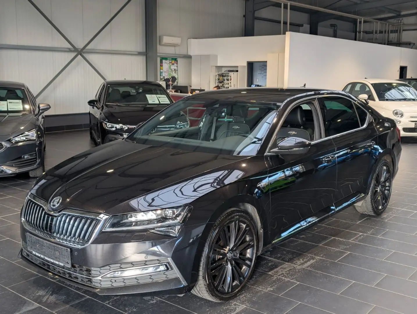 Skoda Superb 2.0 TDI DSG L&K Standhzg Navi 1. Hand Černá - 1