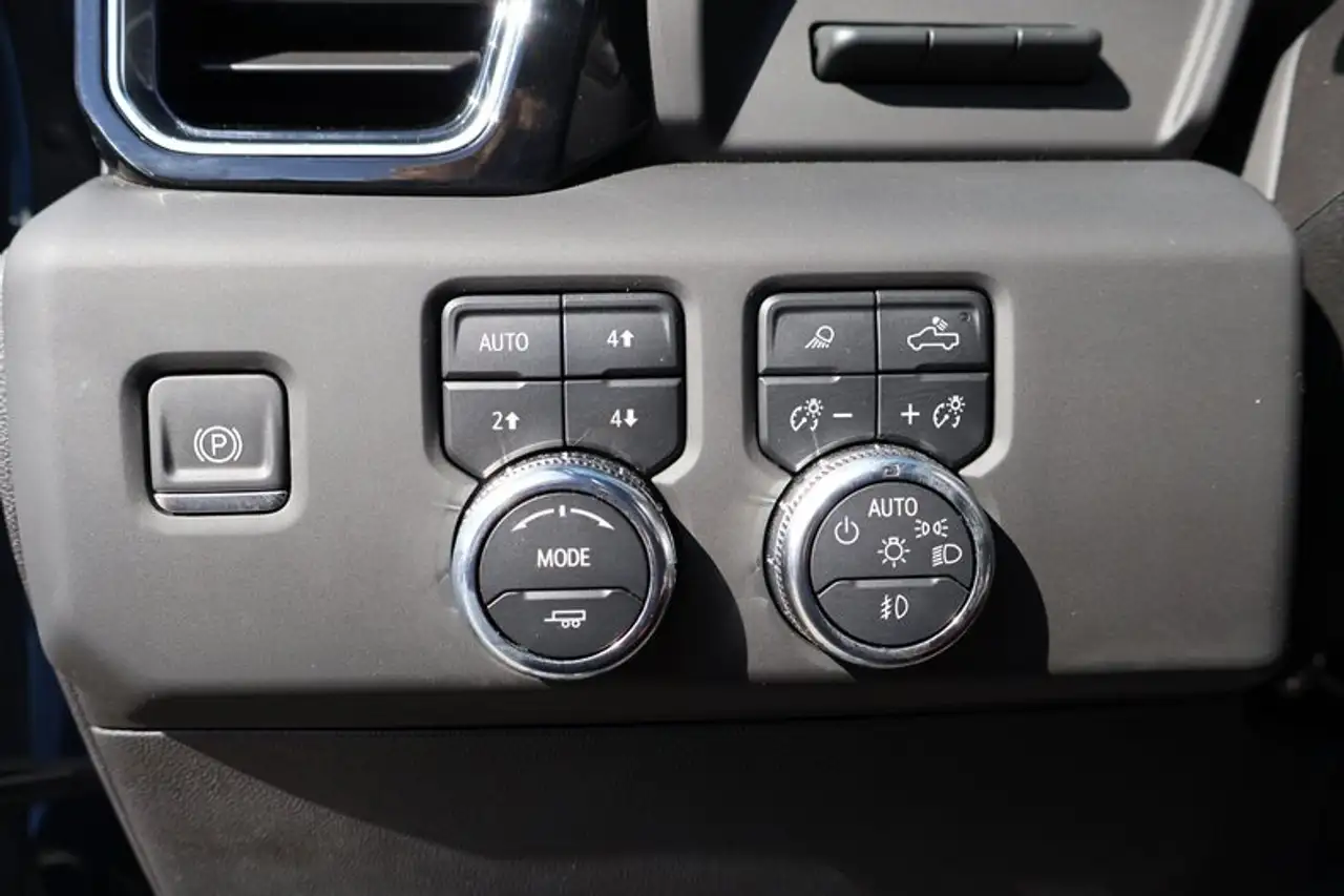GMC Sierra 3500HD снимка GMC Sierra 3500HD