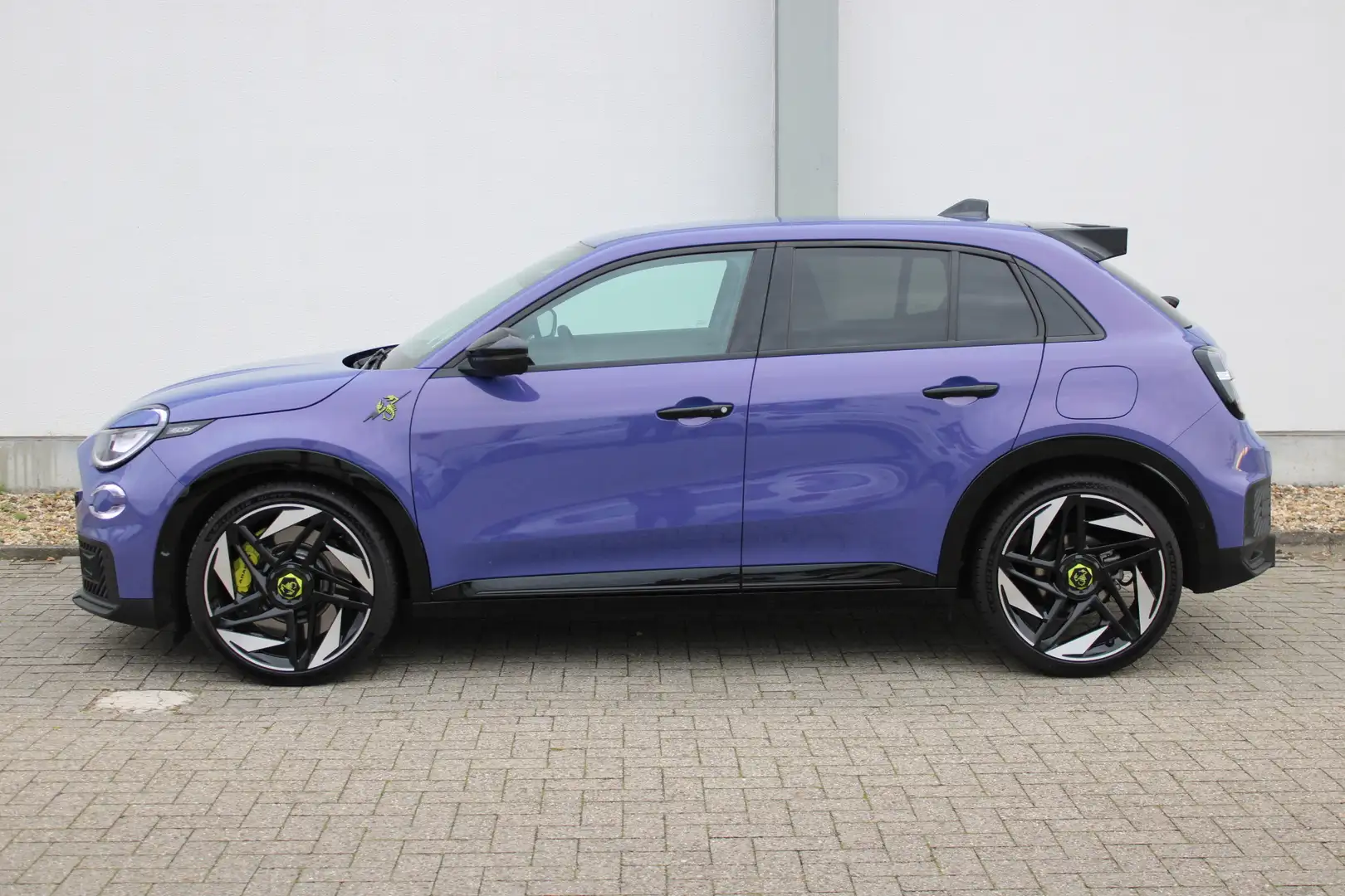 Abarth 600e Scorpionissima 54 kWh / Navigatie / Camera / Sport Paars - 2