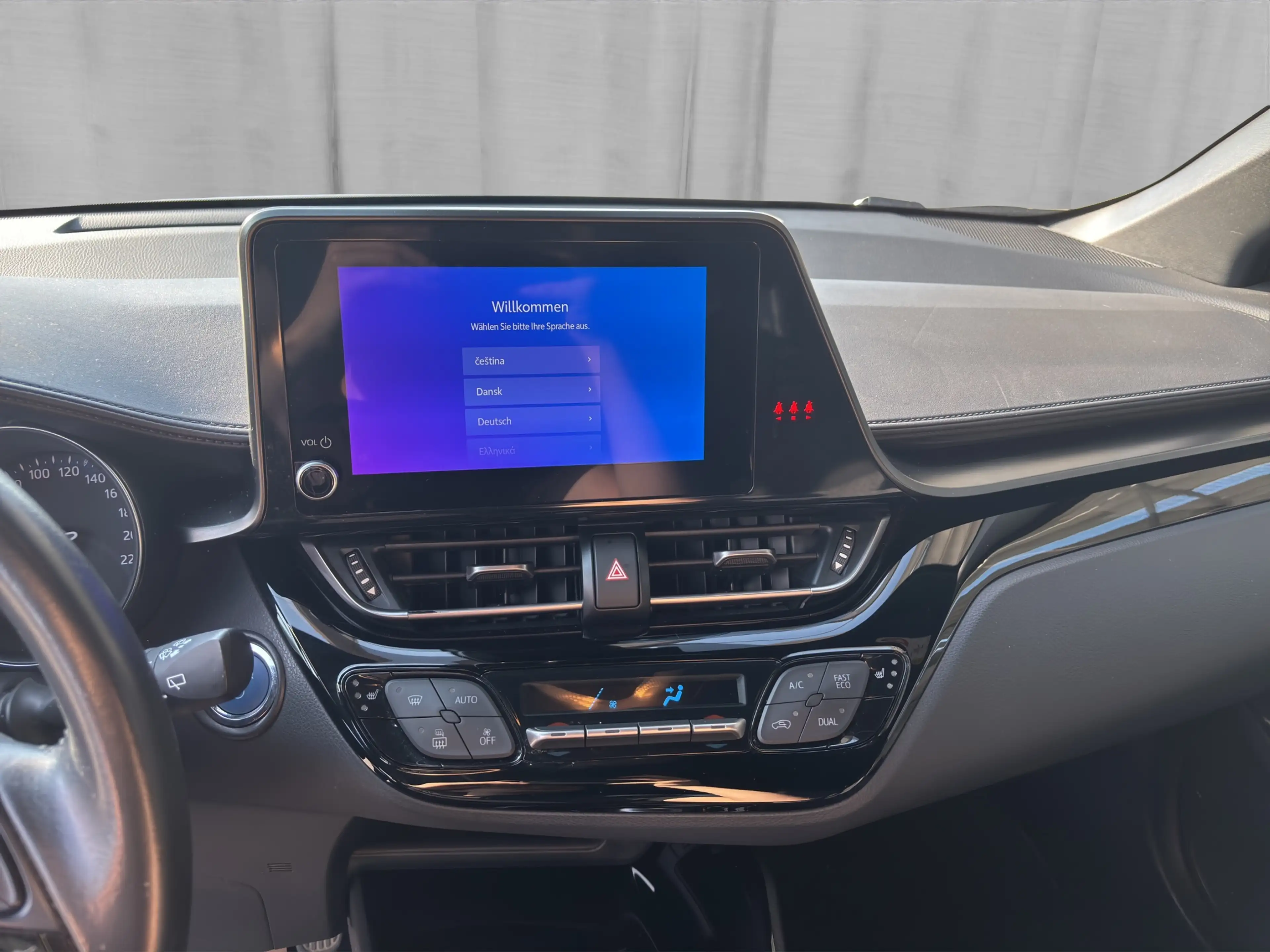 Toyota C-HR C-HR - 1,8 l Hybrid 4x2 Active Drive — photo 14
