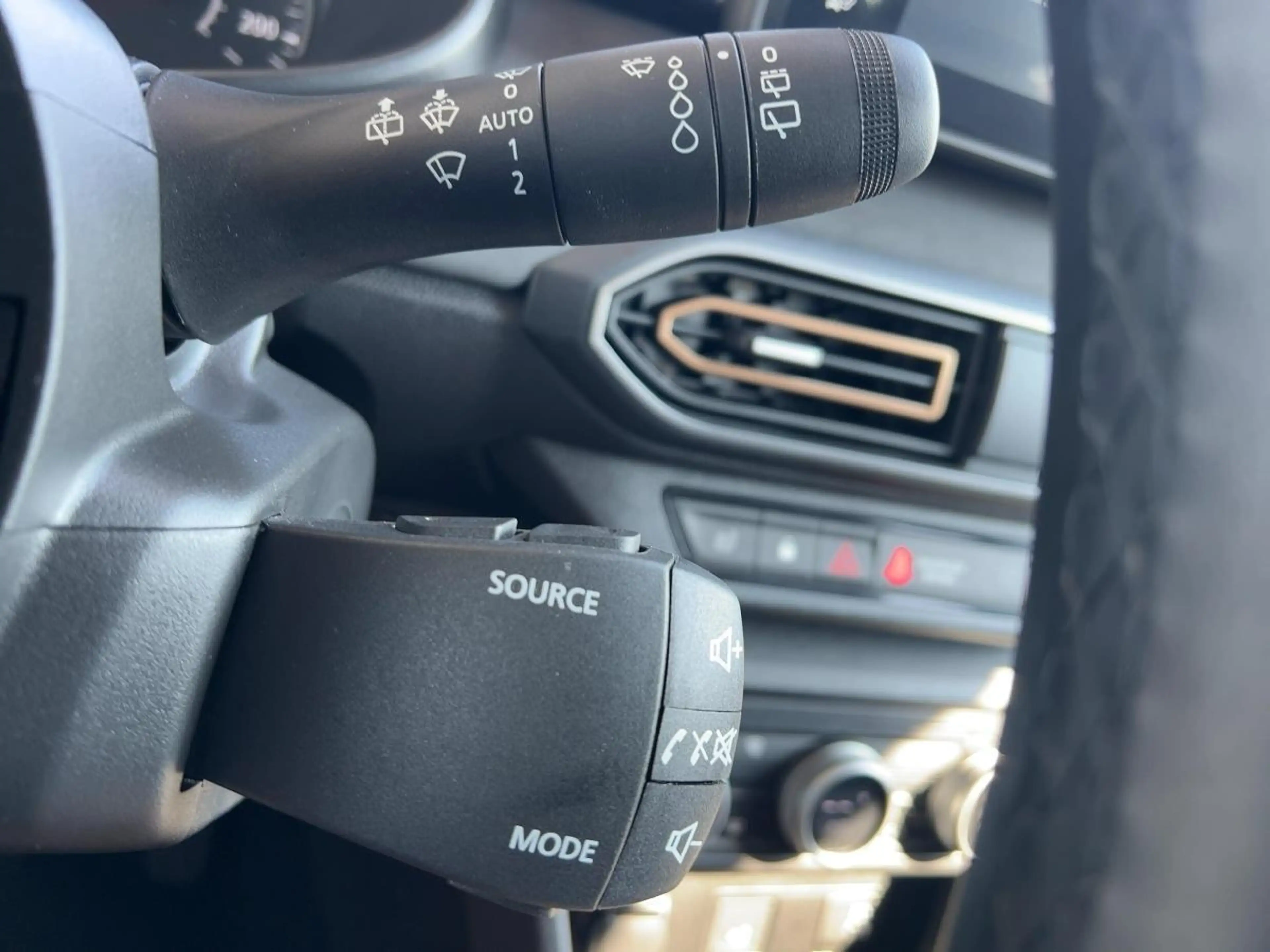 Dacia Jogger Extreme TCe 110 7-Sitzer SHZ PDC KLIMA ABS — photo 17