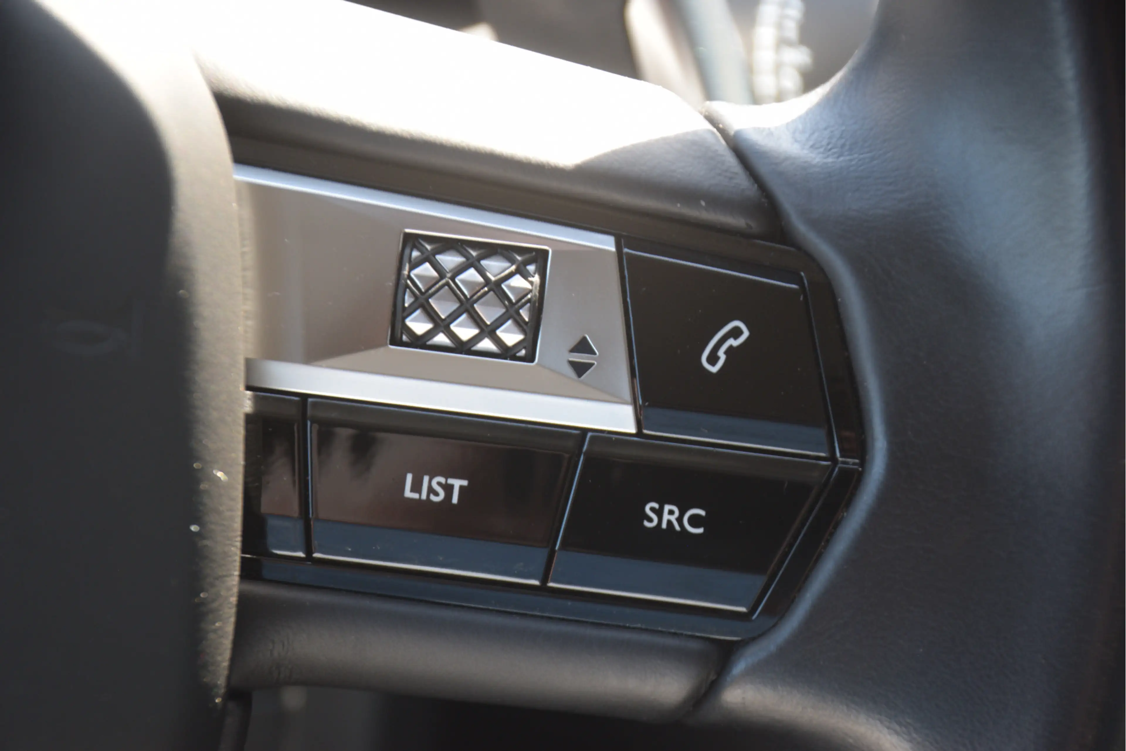 DS Automobiles DS 3 Crossback 1.2 PureTech La Premiere Carplay | LED | Camera | — photo 27