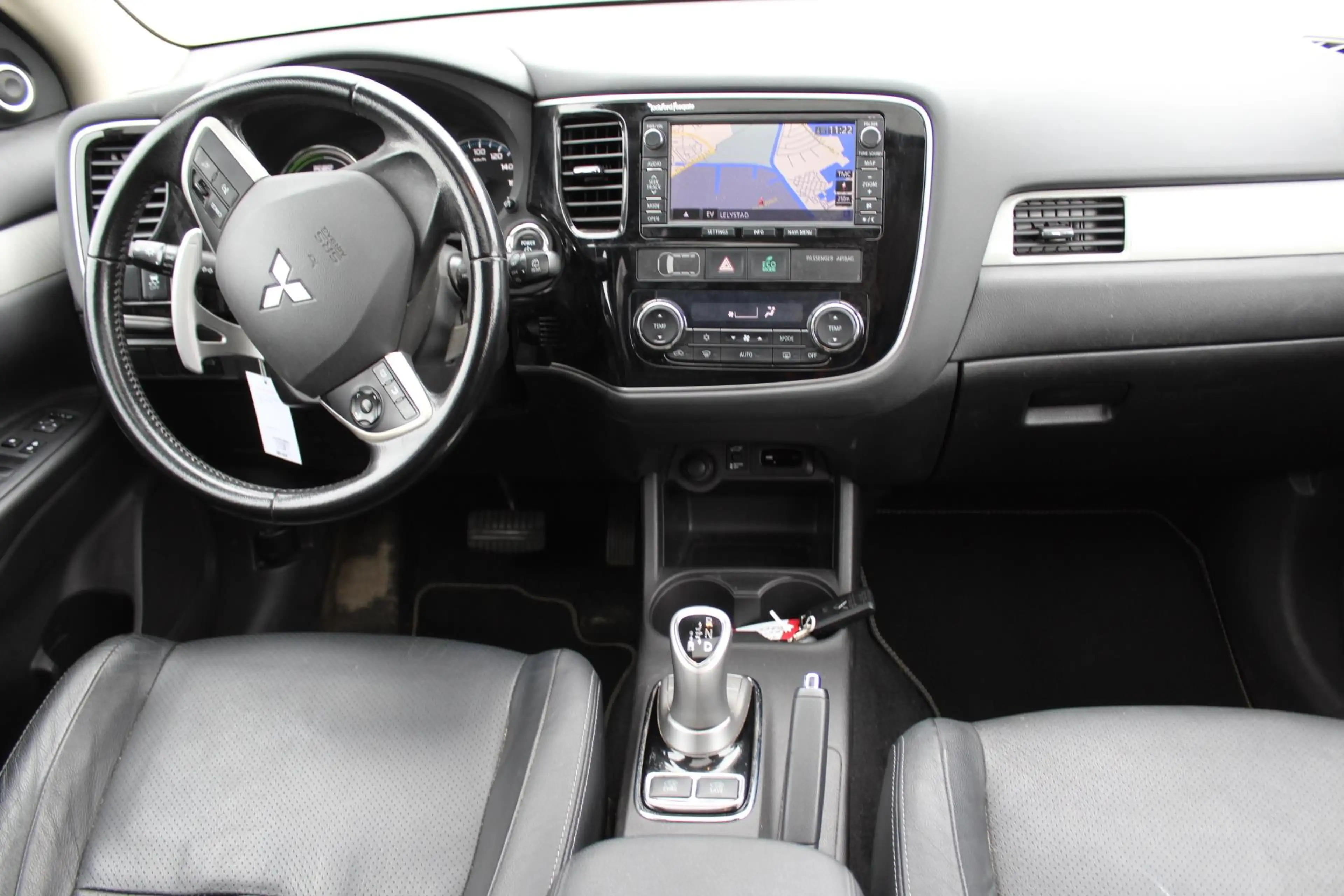 Mitsubishi Outlander 2.0 PHEV Instyle nap 4wd automaat trekhaak leder c — photo 3