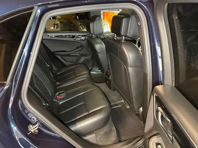 Porsche Macan view 17