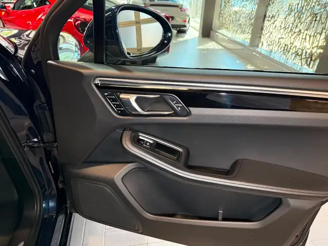 Porsche Macan view 20
