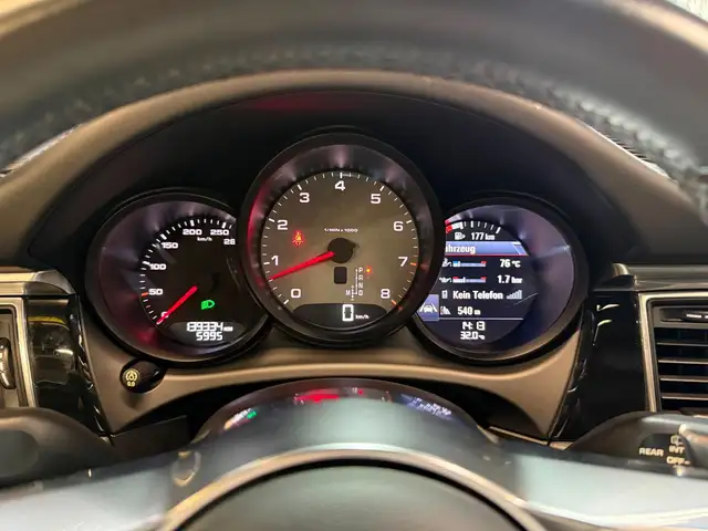 Porsche Macan view 12