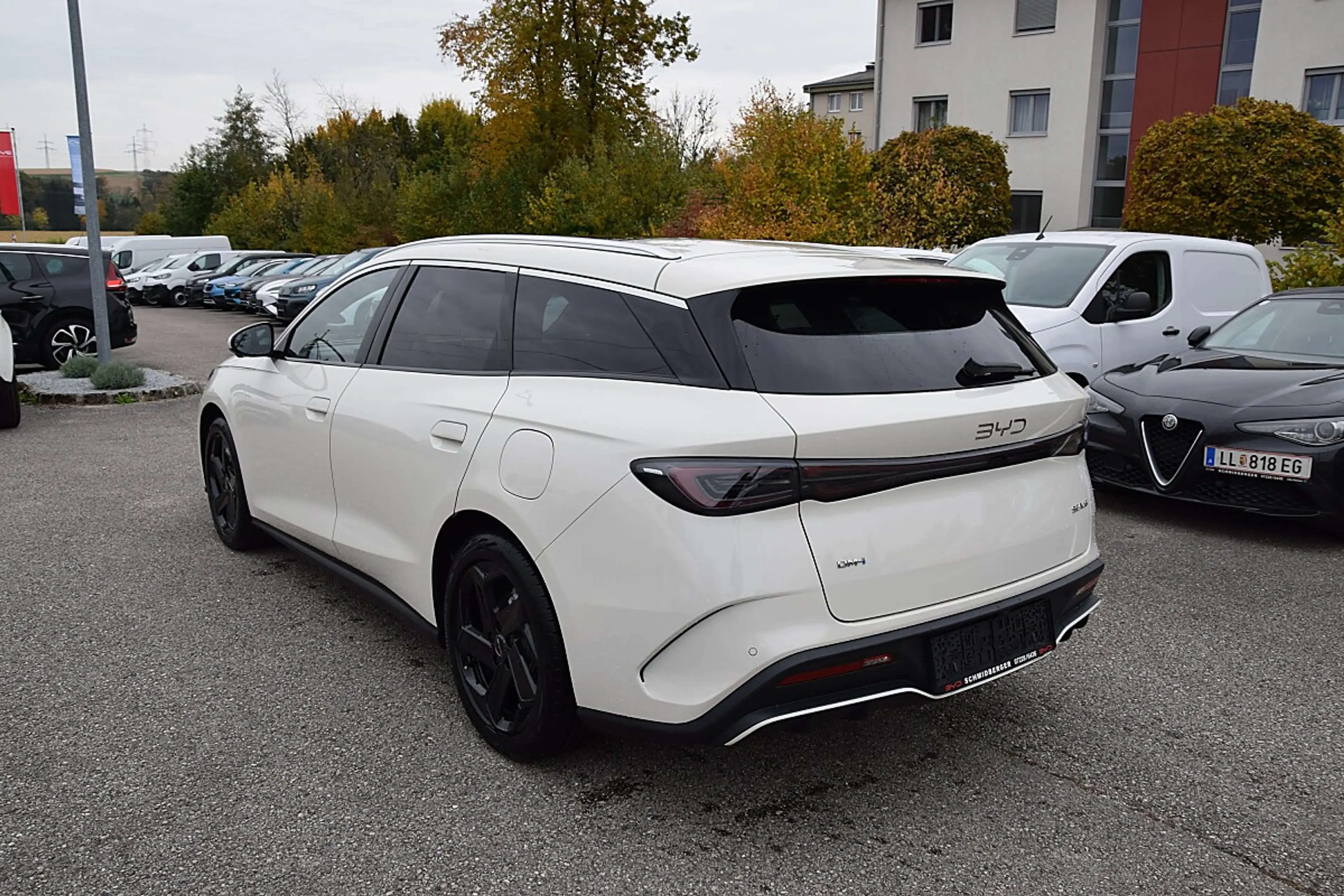 BYD Seal 6 DM-i Touring PHEV 19kWh Comfort Österreich Paket — photo 4