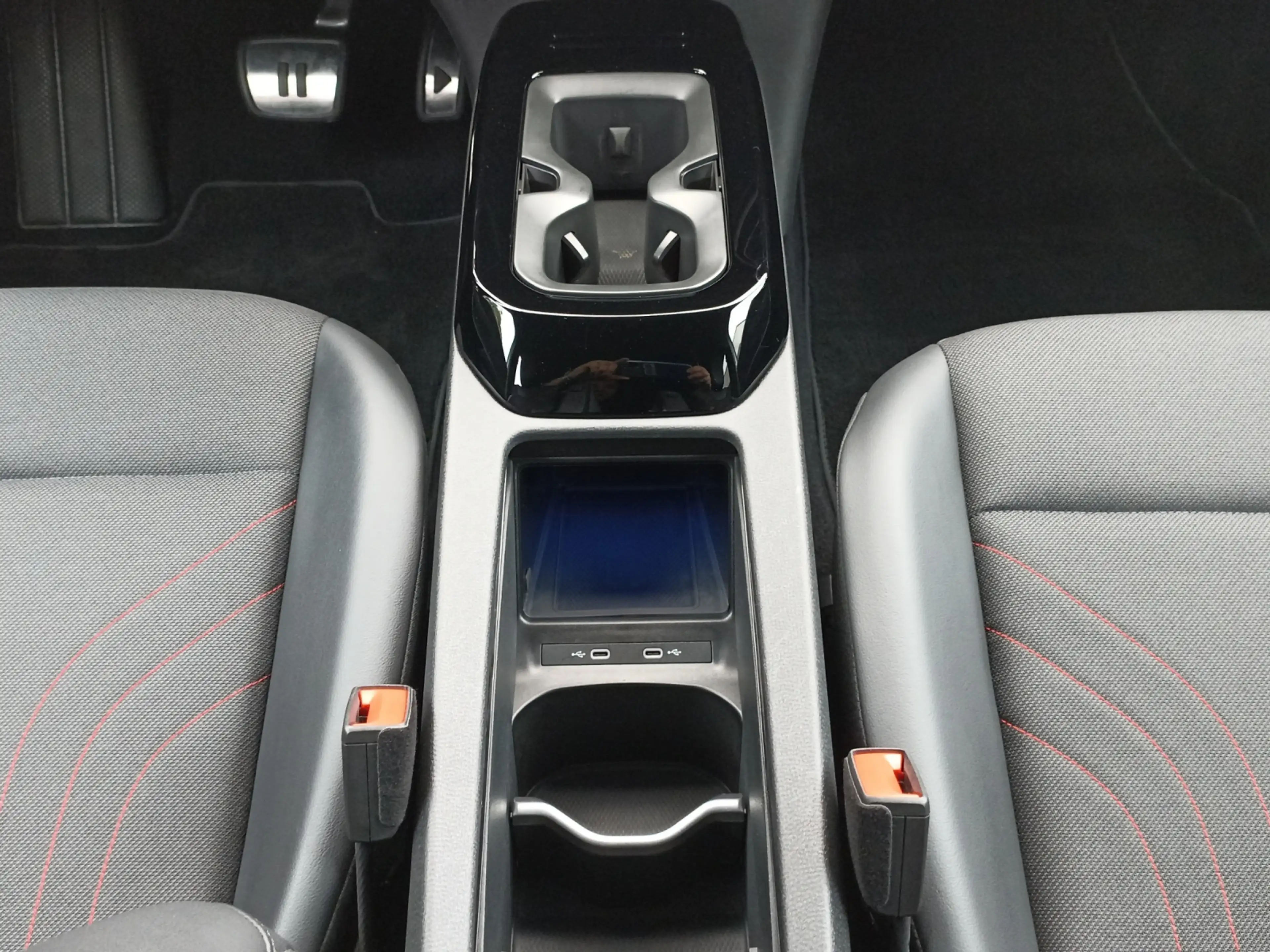 Volkswagen ID.4 GTX mit Infotainment-Paket 4Motion  AHK+MATRIX-LED — photo 11