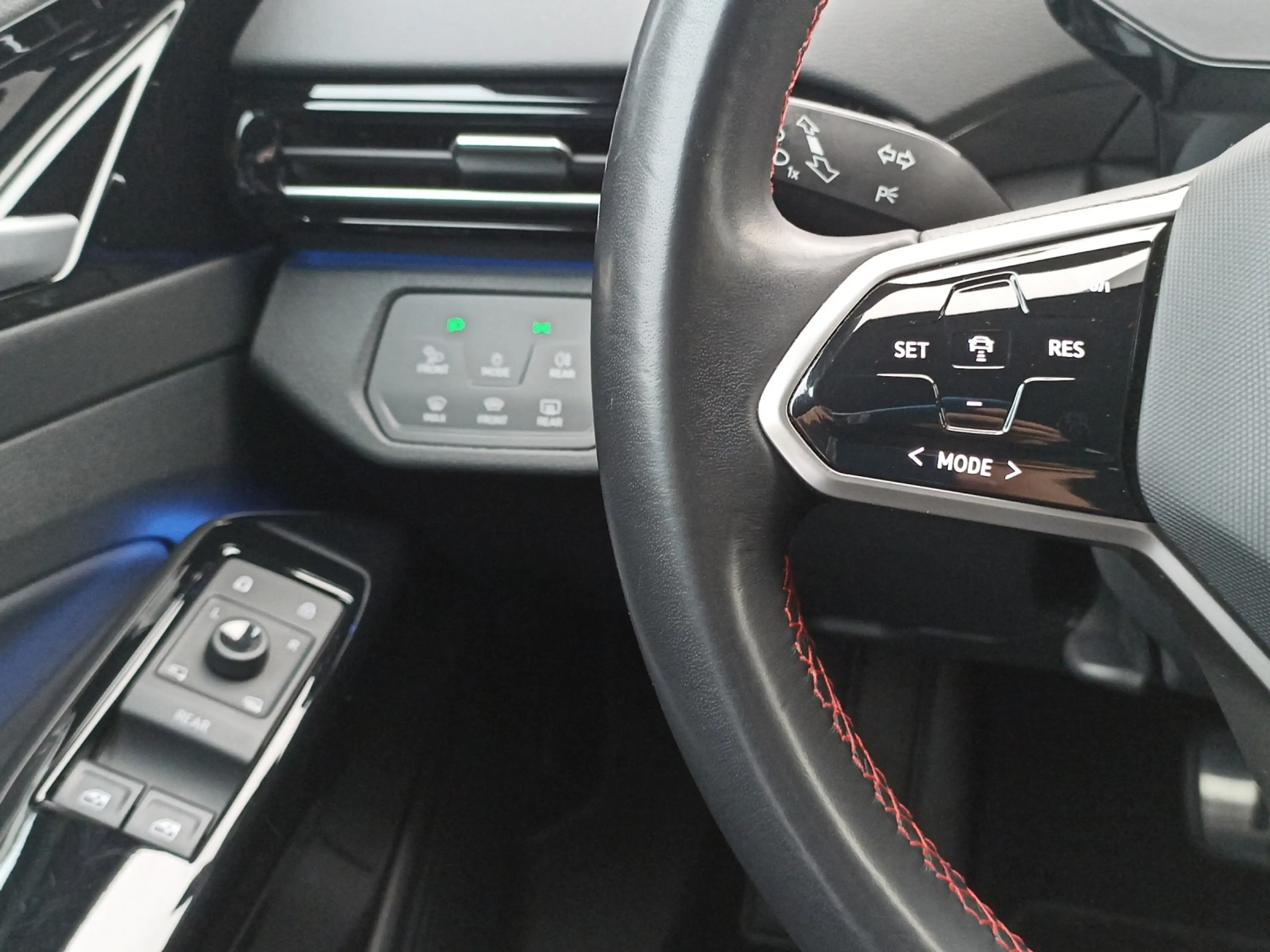 Volkswagen ID.4 GTX mit Infotainment-Paket 4Motion  AHK+MATRIX-LED — photo 8