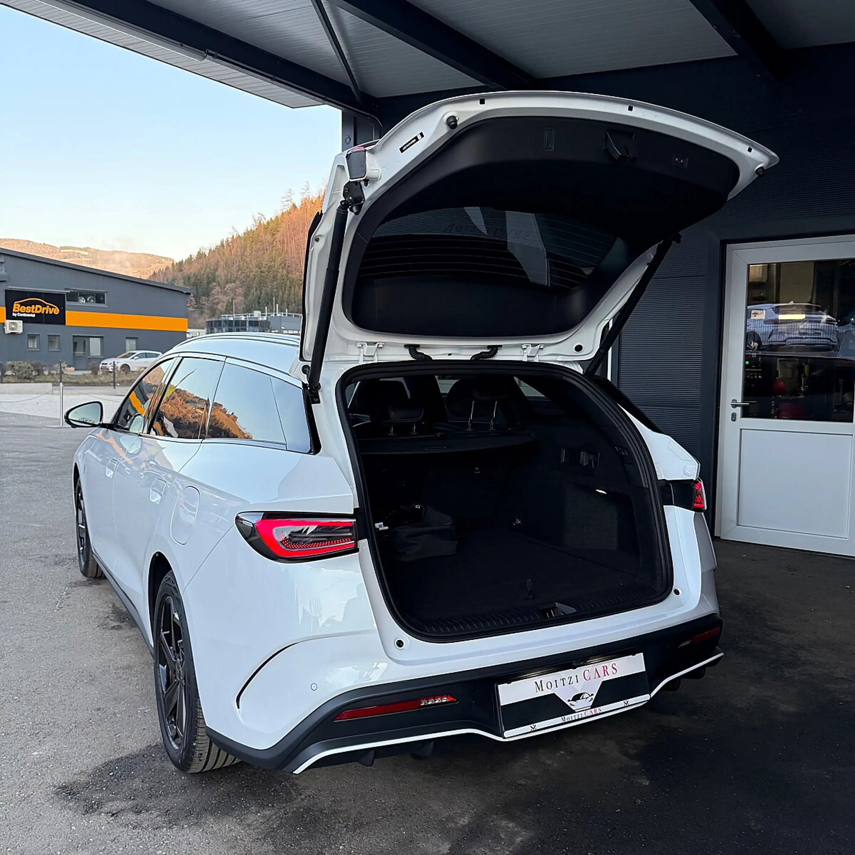 BYD Seal 6 DM-i Touring PHEV 19kWh Comfort Österreich Paket — photo 11