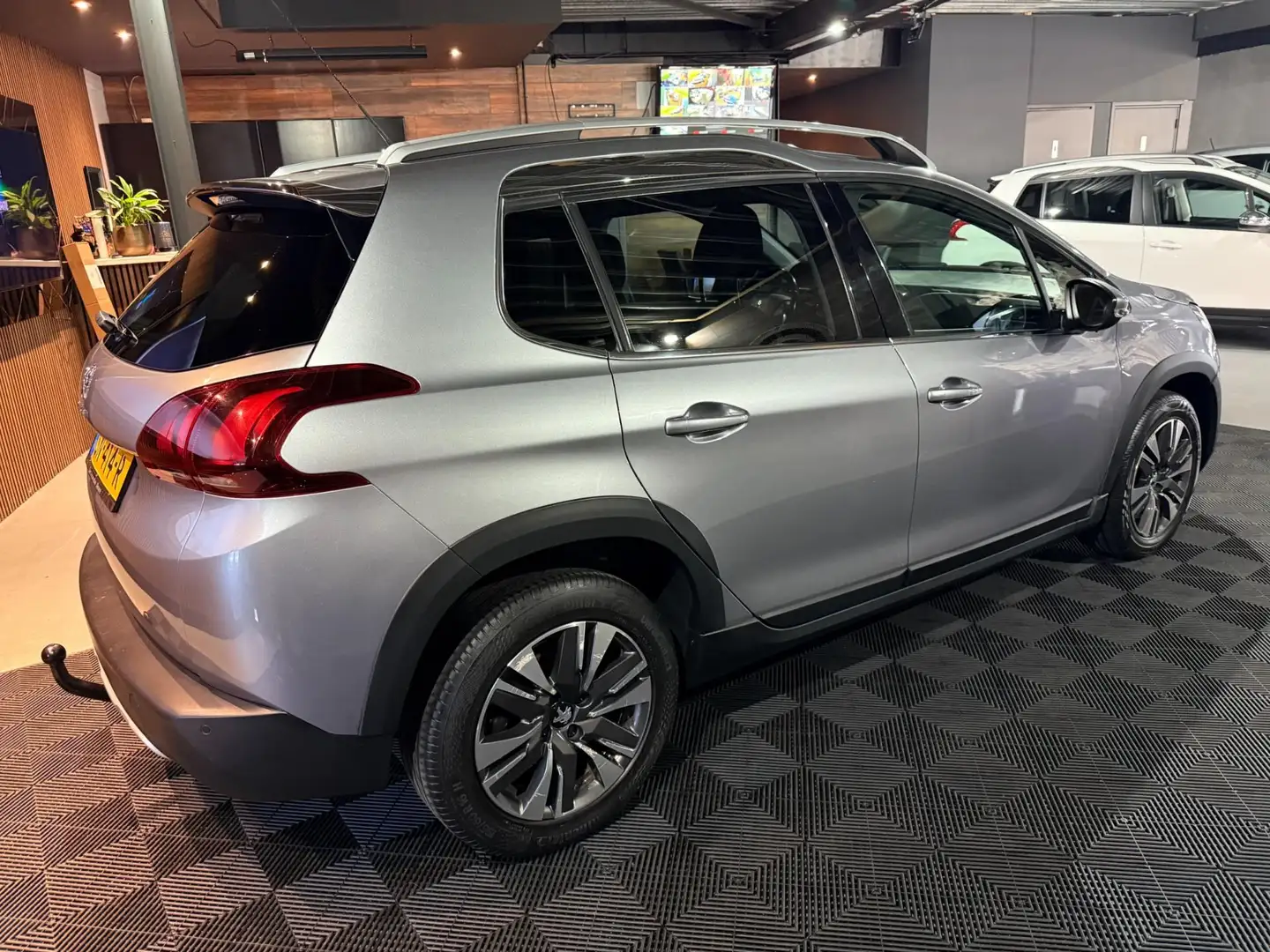 Peugeot 2008 |1.2 PureTech Allure Grijs - 2