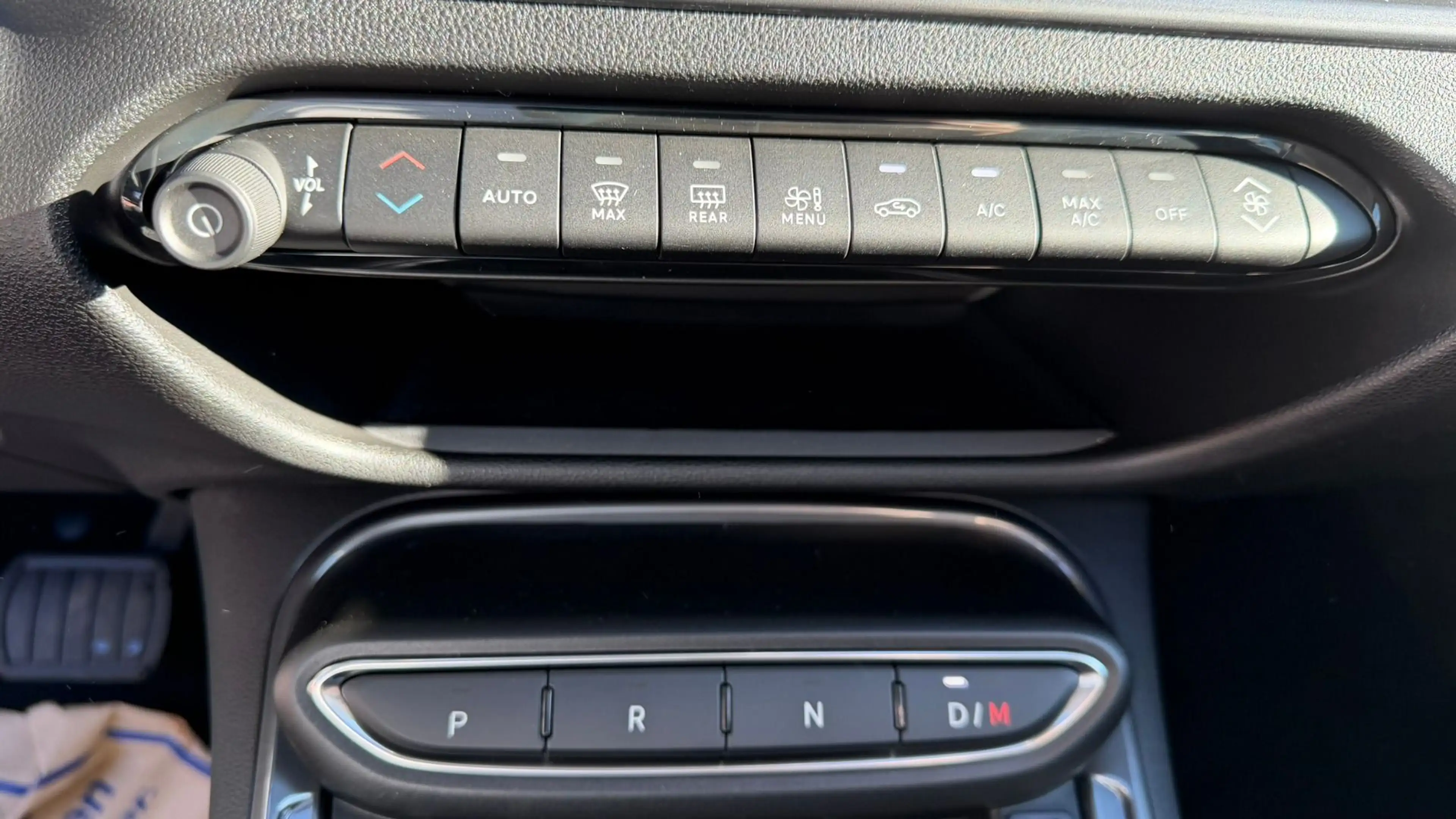 Fiat 600 Hybrid ICON — photo 11