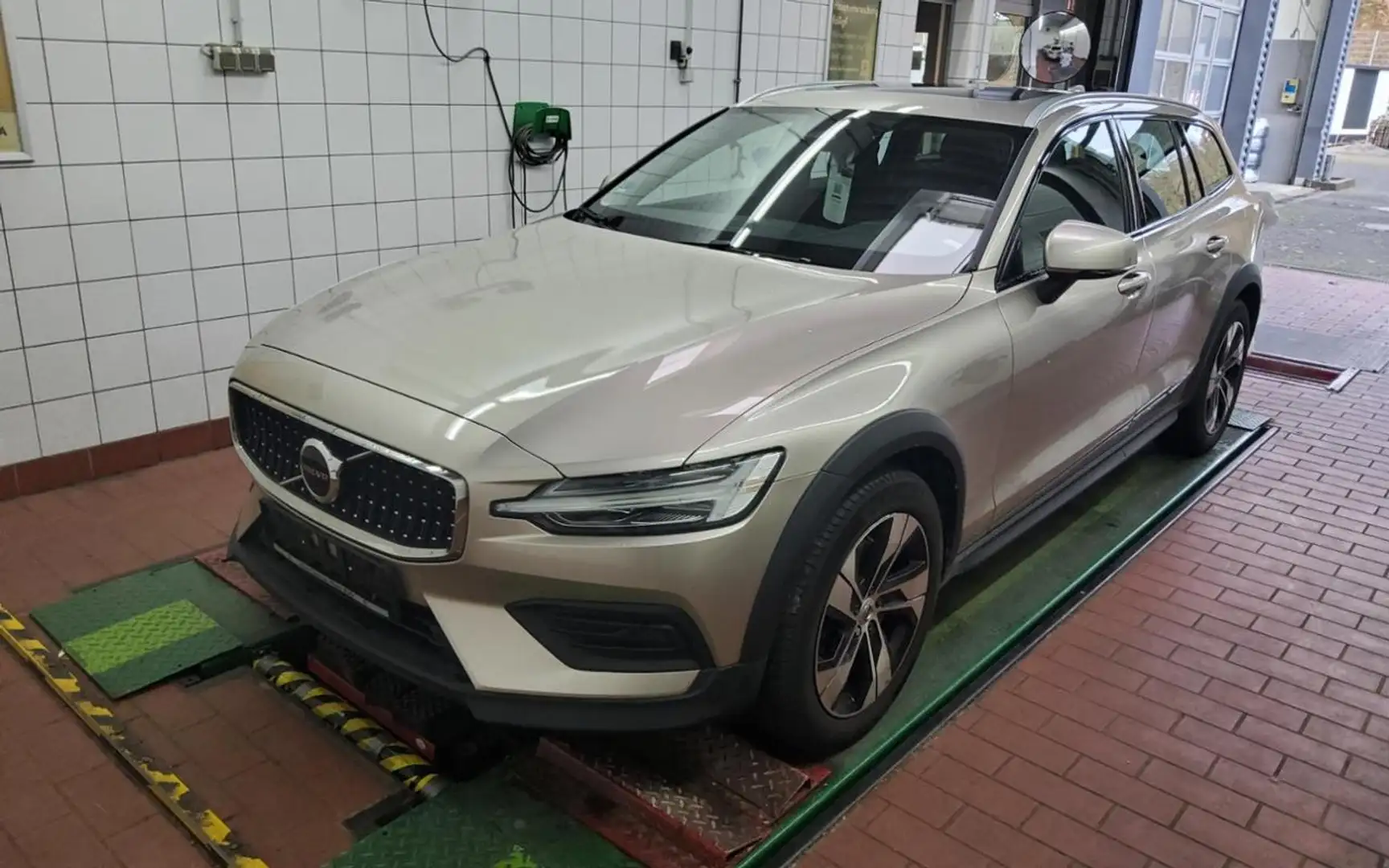 Volvo V60 Cross Country B4 (D) AWD PLUS PANO+LM18+AHK+ Gold - 2