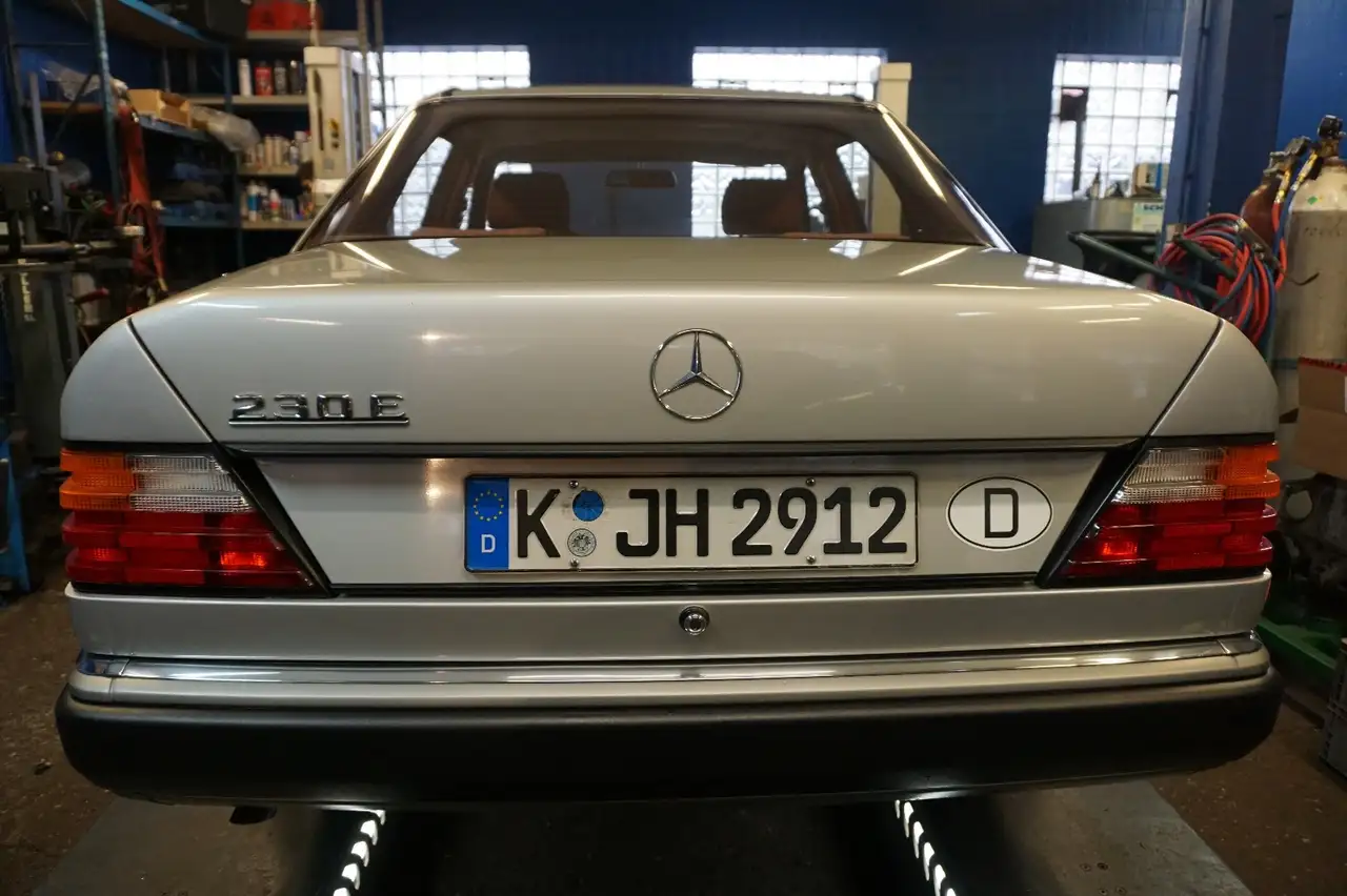 Mercedes-Benz E 230