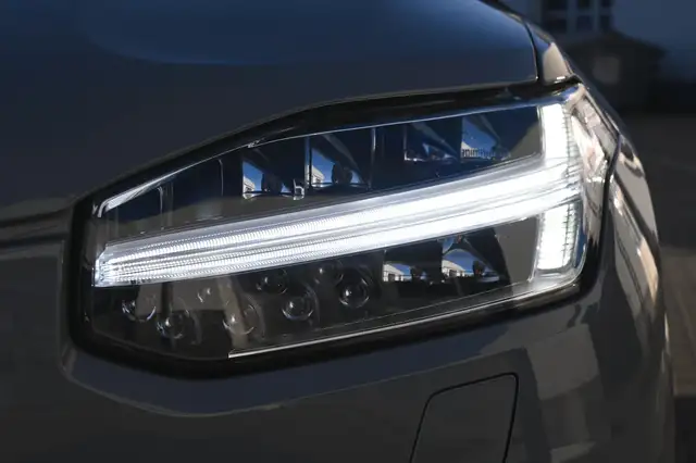 Volvo XC90 view 11