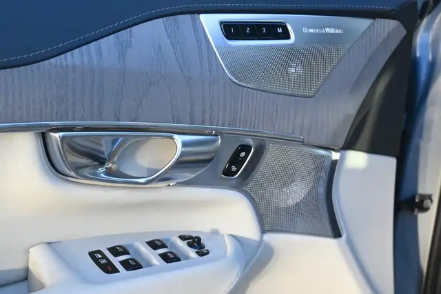 Volvo XC90 view 15