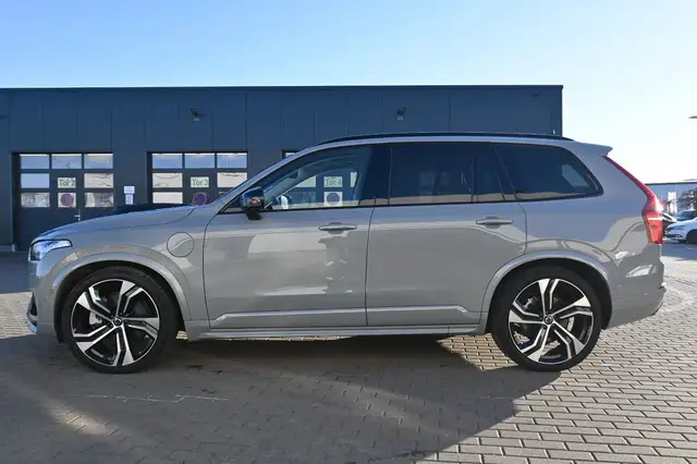 Volvo XC90 view 3