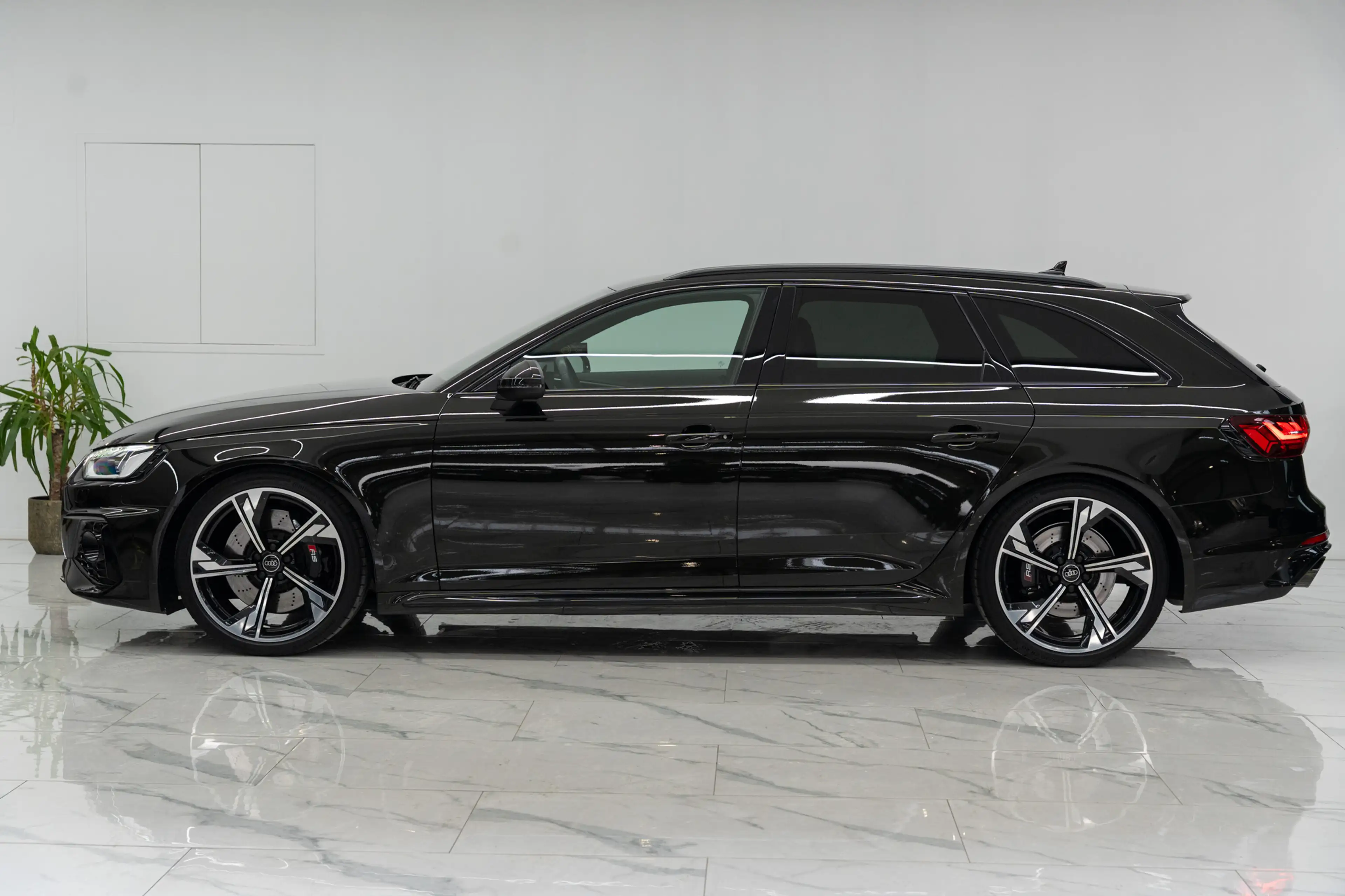 Audi RS4 Avant Quattro Exclusive! Dark Olive Green! Lichte vracht! Massage! — photo 8