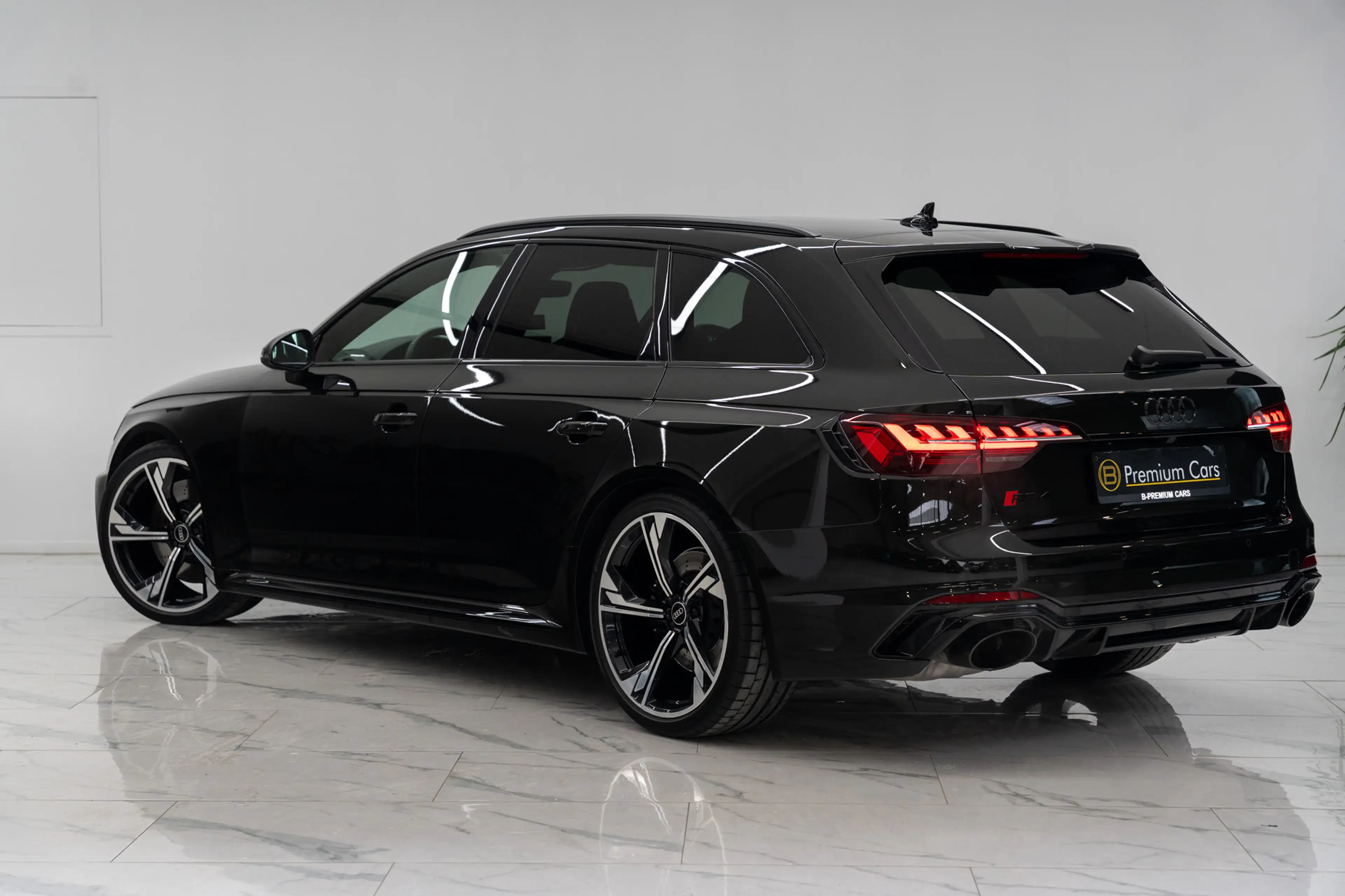 Audi RS4 Avant Quattro Exclusive! Dark Olive Green! Lichte vracht! Massage! — photo 13