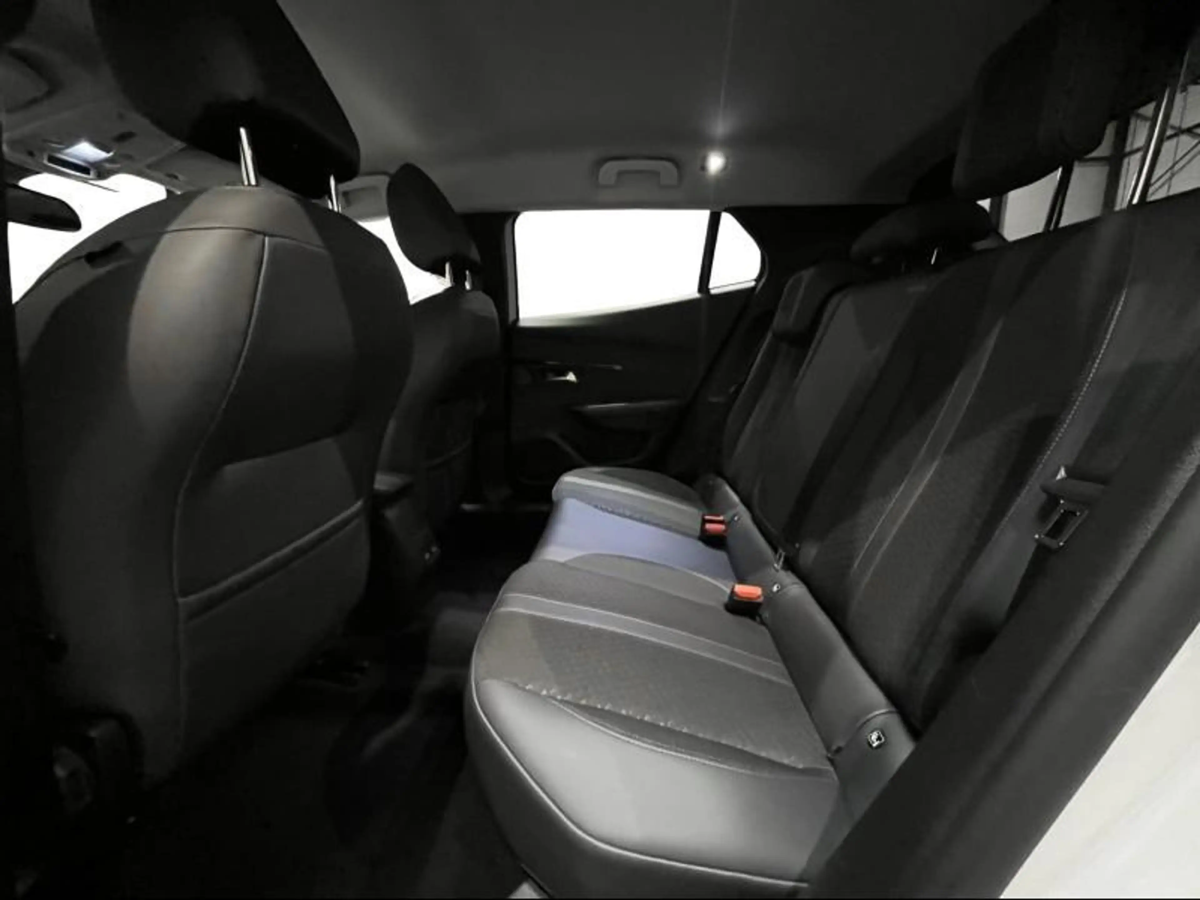 Peugeot 2008 Allure | 360° | Carplay | Navi — photo 11
