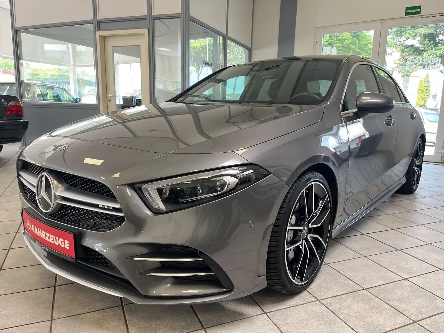 Mercedes-Benz A 35 AMG 4Matic Panorama / LED / MB Service Grau - 2