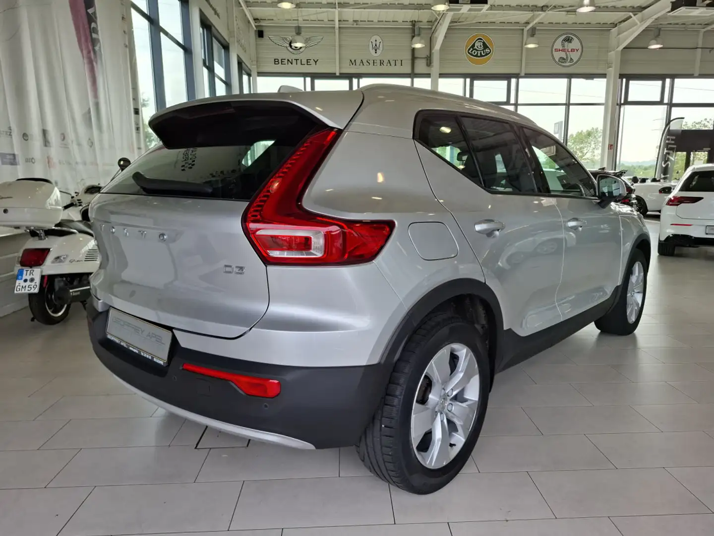 Volvo XC40 D3 MOMENTUM HARMAN KARDON CUIR NAVI Серый - 2