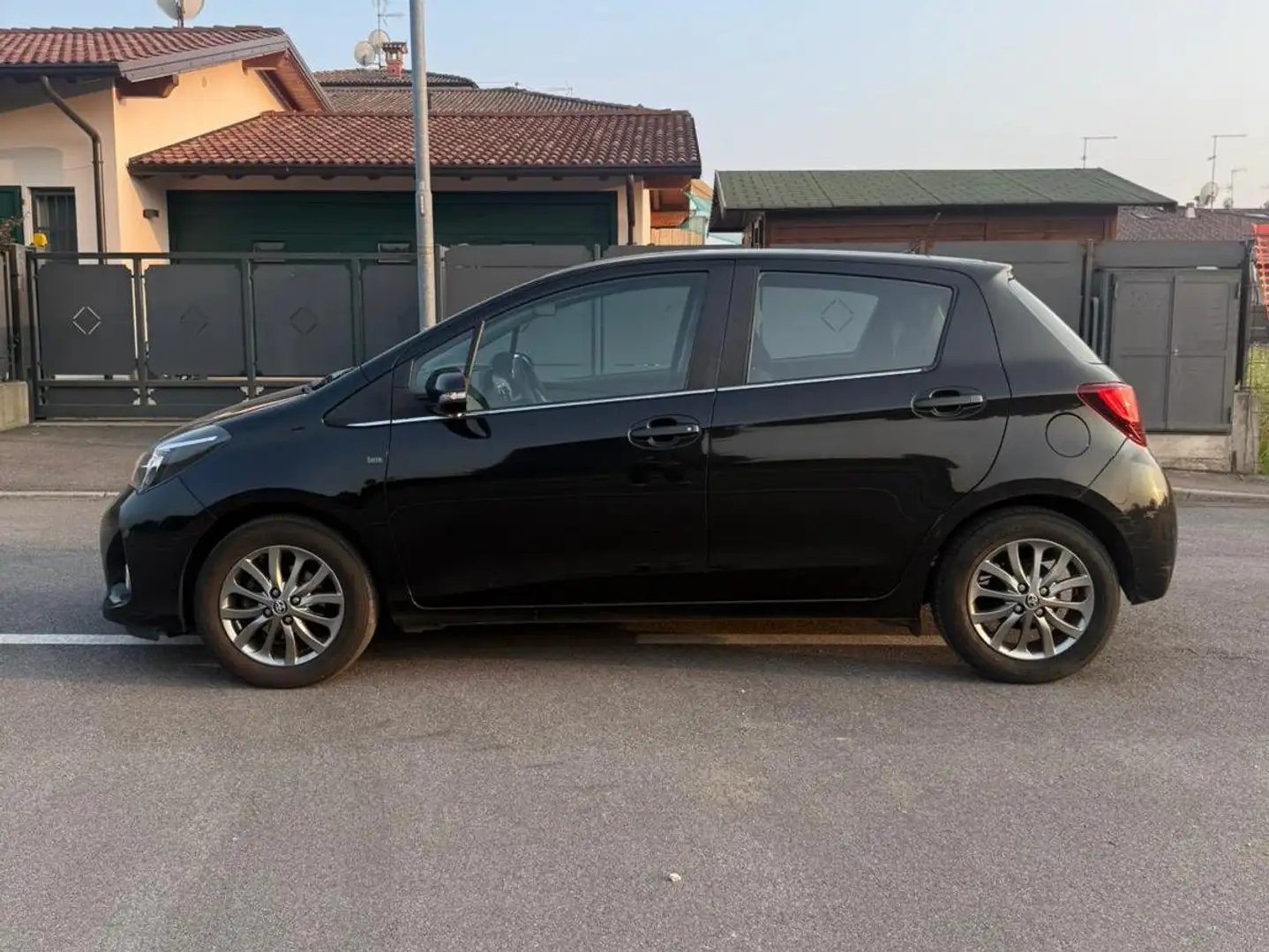 Toyota Yaris Yaris III 2015 5p 1.0 Lounge Nero - 2