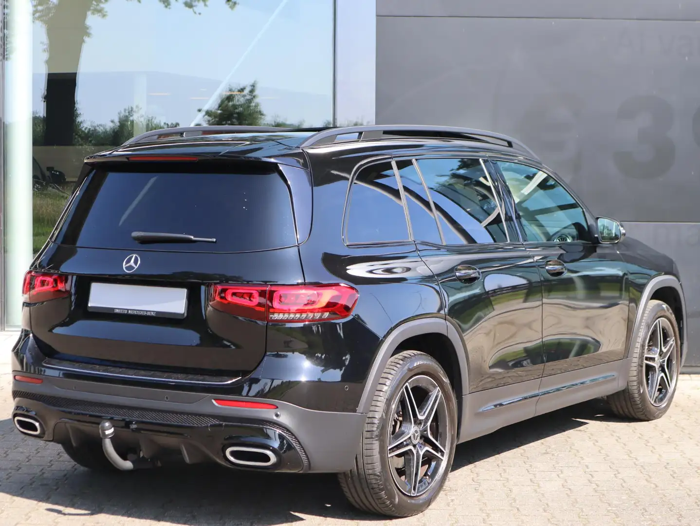 Mercedes-Benz GLB 200 AMG Line Elektr. achterklep | Panoramadak | Apple Zwart - 2