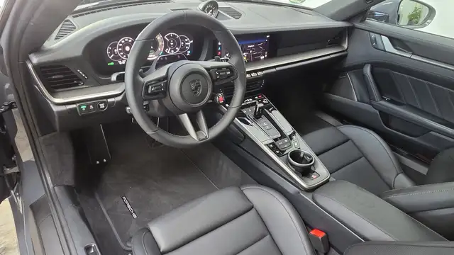 Porsche 911 view 7
