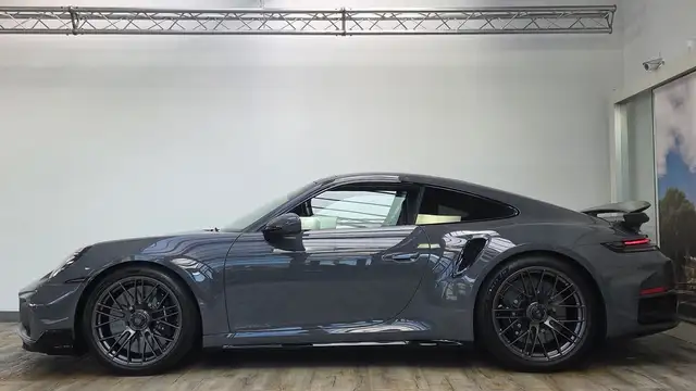 Porsche 911 view 3