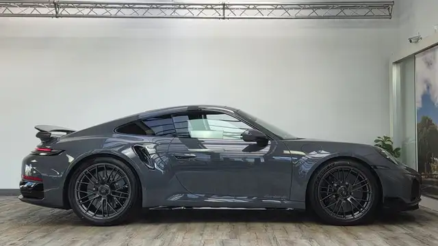Porsche 911 view 4
