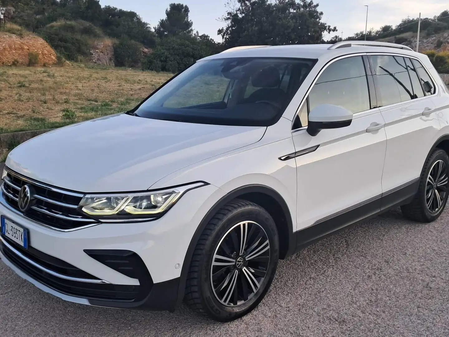 Volkswagen Tiguan 2022 - 150 CV SCR DSG R-Line (IVA ESPOSTA) Blanc - 2