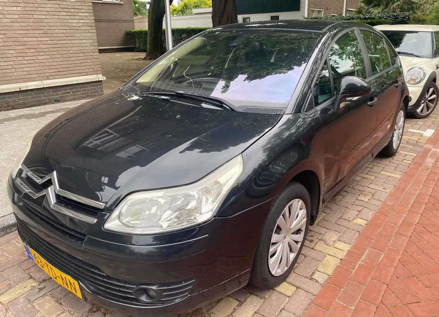 Citroen C4 1.6 16V Confort - 1