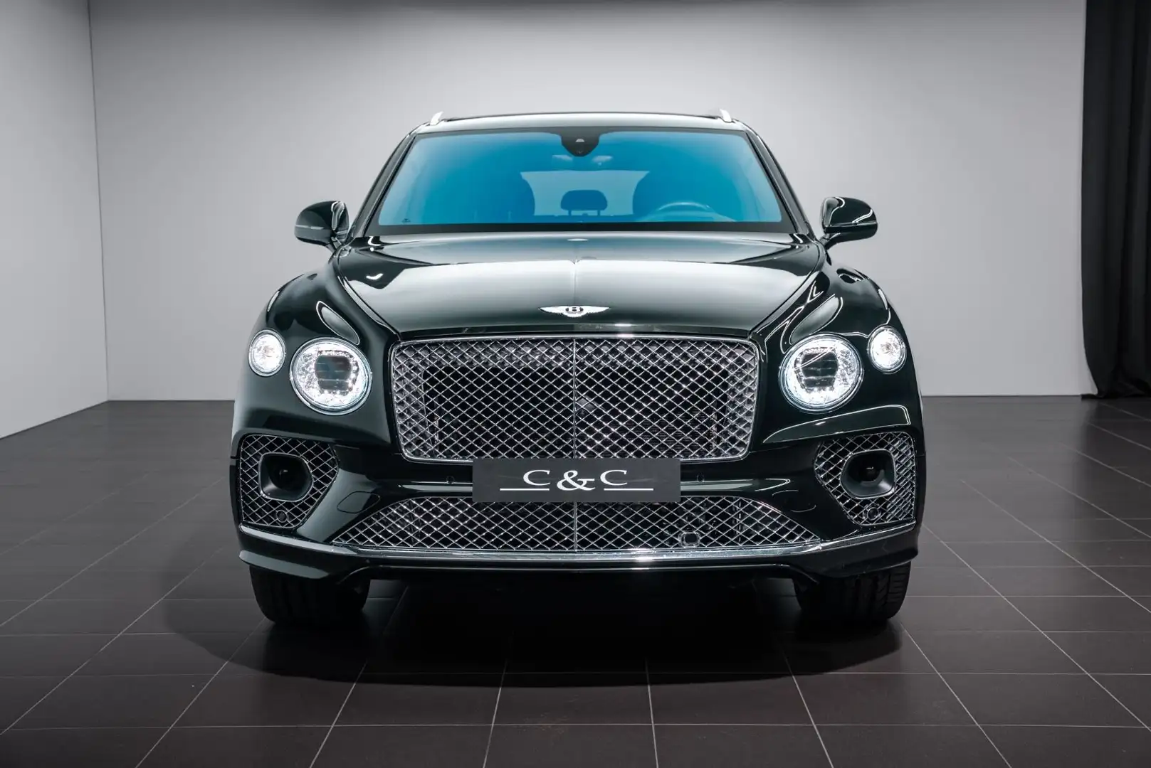 Bentley Bentayga V8 FIRST EDITION/NAIM/TOURING SPEC Grün - 2